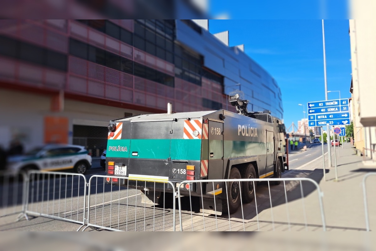 FOTO: Na derby v Trnave to vrelo. Horiace šály, dym na tribúnach a masívne policajné manévre, foto 9