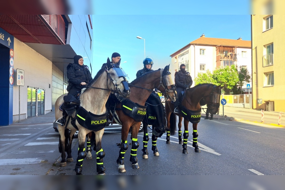 FOTO: Na derby v Trnave to vrelo. Horiace šály, dym na tribúnach a masívne policajné manévre, foto 10