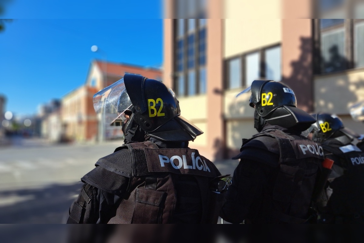 FOTO: Na derby v Trnave to vrelo. Horiace šály, dym na tribúnach a masívne policajné manévre, foto 11