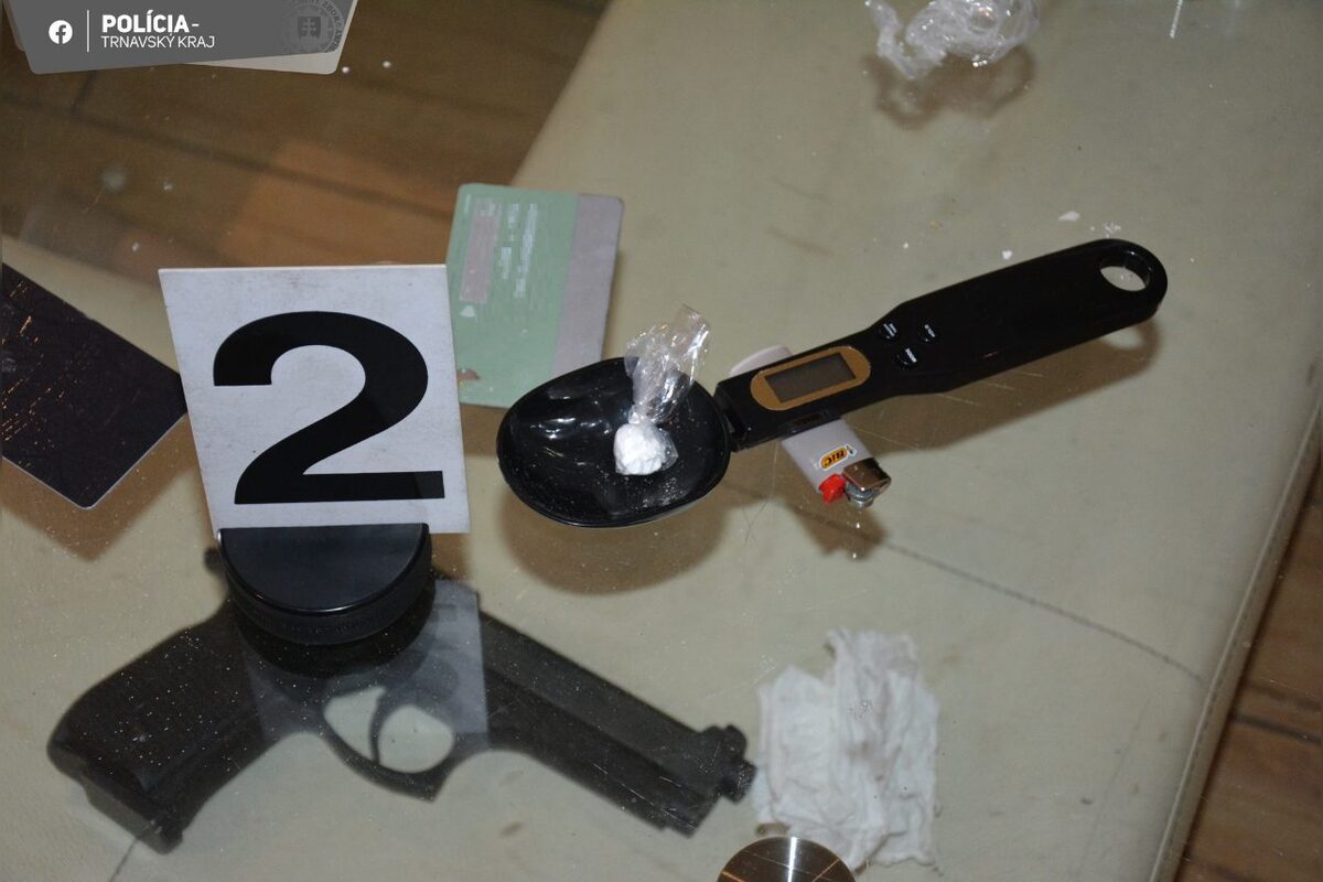 FOTO: Polícia v okrese Galanta klepla po prstoch ďalšiemu dílerovi drog, foto 1