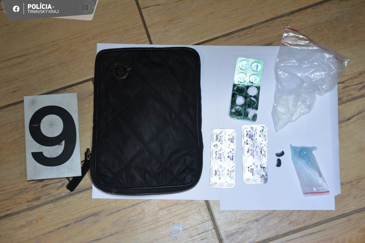 FOTO: Polícia v okrese Galanta klepla po prstoch ďalšiemu dílerovi drog, foto 4
