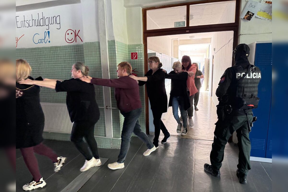 FOTO: V škole v Šoporni prebehlo cvičenie pedagógov a zamestnancov, foto 5