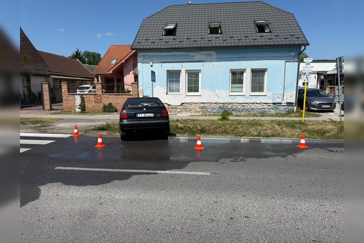 FOTO: Vážna zrážka motocykla s osobným autom v Dechticiach, foto 1