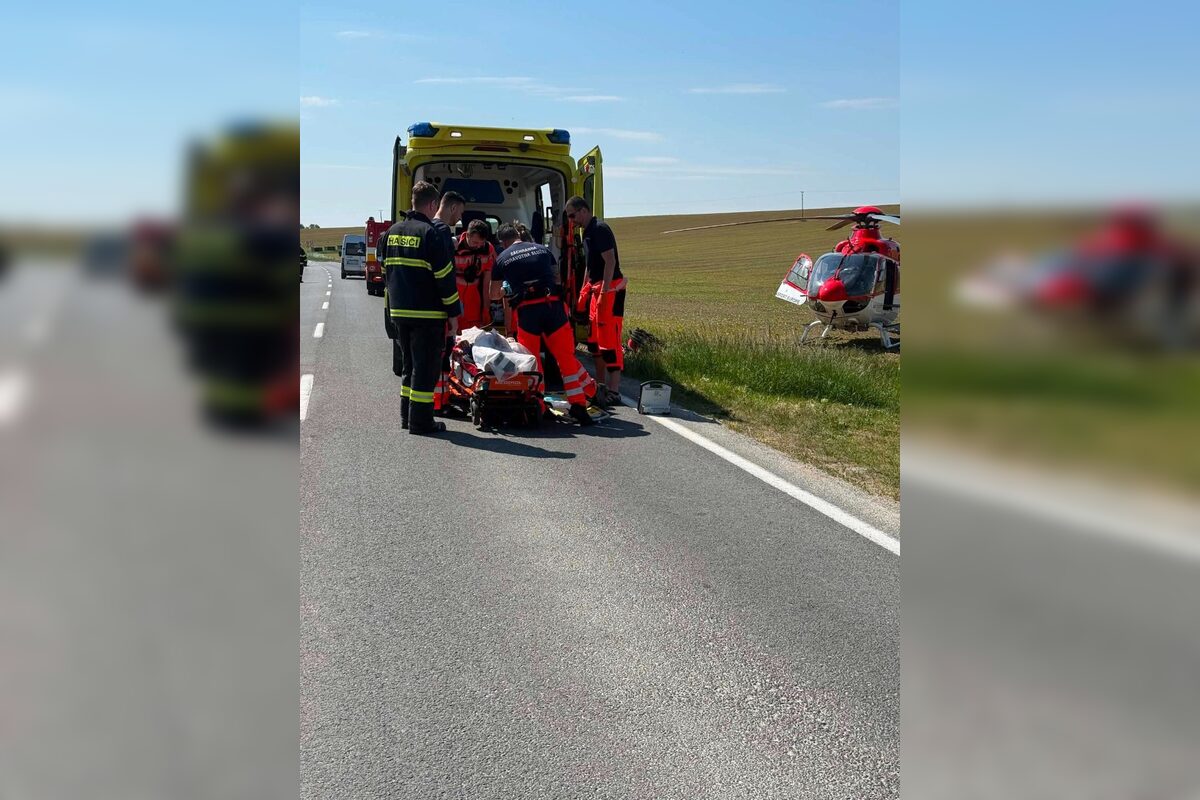 FOTO: Vážna zrážka motocykla s osobným autom v Dechticiach, foto 7