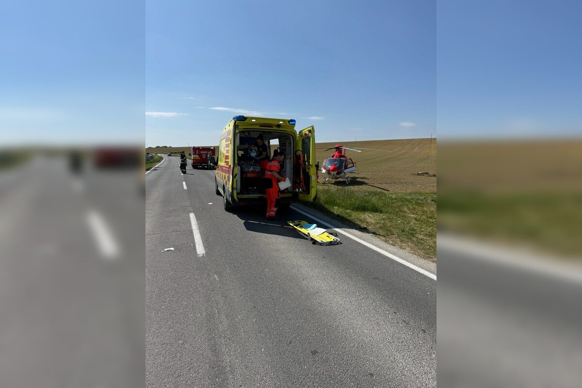 FOTO: Vážna zrážka motocykla s osobným autom v Dechticiach, foto 8