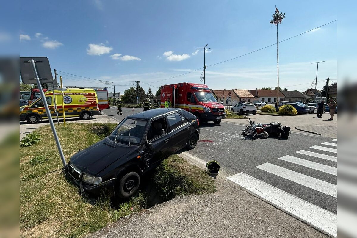 FOTO: Vážna zrážka motocykla s osobným autom v Dechticiach, foto 12