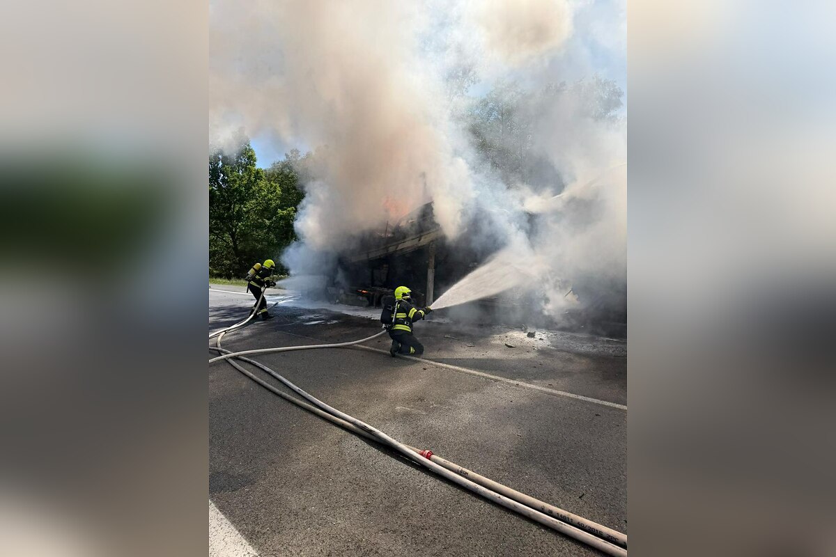 FOTO: Požiar na diaľnici D2, foto 2