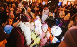 Mikuláš a deti rozžiarili Trnavu, pozrite sa aká krásna atmosféra zavládla v meste 5. decembra