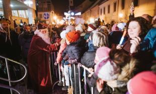 Mikuláš a deti rozžiarili Trnavu, pozrite sa aká krásna atmosféra zavládla v meste 5. decembra