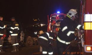 Medzi Cíferom a Hrnčiarovcami došlo k čelnej zrážke dvoch áut, cesta bola uzatvorená