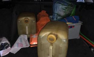 Zlodejov prichytili pri čine, pri pokuse o útek zdevastovali 2 policajné autá, jeden z nich zomrel