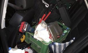 Zlodejov prichytili pri čine, pri pokuse o útek zdevastovali 2 policajné autá, jeden z nich zomrel