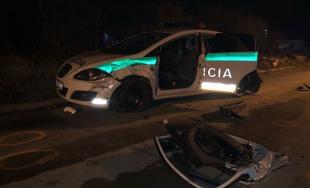 Zlodejov prichytili pri čine, pri pokuse o útek zdevastovali 2 policajné autá, jeden z nich zomrel