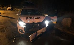 Zlodejov prichytili pri čine, pri pokuse o útek zdevastovali 2 policajné autá, jeden z nich zomrel