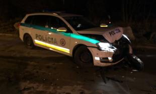 Zlodejov prichytili pri čine, pri pokuse o útek zdevastovali 2 policajné autá, jeden z nich zomrel