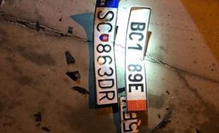 Zlodejov prichytili pri čine, pri pokuse o útek zdevastovali 2 policajné autá, jeden z nich zomrel