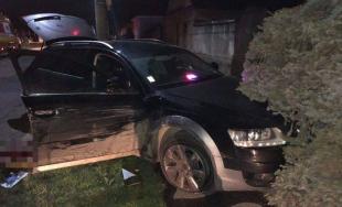 Zlodejov prichytili pri čine, pri pokuse o útek zdevastovali 2 policajné autá, jeden z nich zomrel