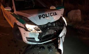 Zlodejov prichytili pri čine, pri pokuse o útek zdevastovali 2 policajné autá, jeden z nich zomrel
