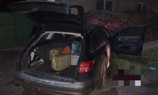 Zlodejov prichytili pri čine, pri pokuse o útek zdevastovali 2 policajné autá, jeden z nich zomrel