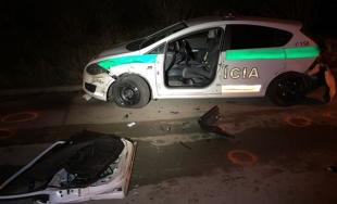 Zlodejov prichytili pri čine, pri pokuse o útek zdevastovali 2 policajné autá, jeden z nich zomrel