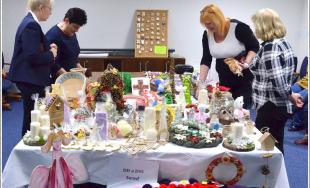 Klienti DSS v Trnavskom kraji potešili svojimi výrobkami zamestnancov TTSK na vianočných trhoch