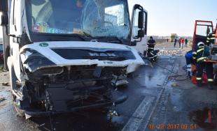 V okrese Dunajská streda sa stala tragická nehoda, zrazili sa kamión, dodávka a 2 autá