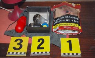 Polícia našla drogy v Jalšovom, pri prehliadke zaistili metamfetamín a konope v hodnote cez 2 tisíc