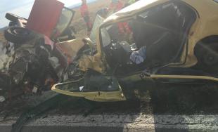 Medzi Modrou a Budmericami sa zrazili dve autá, čelná zrážka mala tragické následky