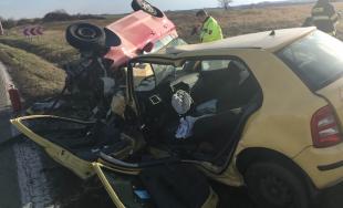 Medzi Modrou a Budmericami sa zrazili dve autá, čelná zrážka mala tragické následky