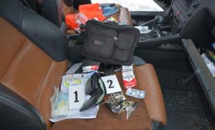 68-ročnému mužovi a ďalším trom osobám hrozí väzenie až 15 rokov, našli u nich heroín za 7 tisíc