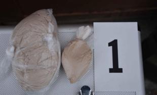 68-ročnému mužovi a ďalším trom osobám hrozí väzenie až 15 rokov, našli u nich heroín za 7 tisíc