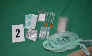 68-ročnému mužovi a ďalším trom osobám hrozí väzenie až 15 rokov, našli u nich heroín za 7 tisíc