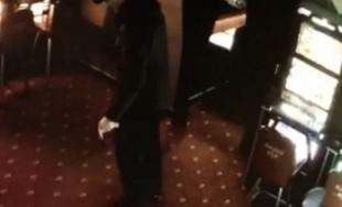 Neznámy muž kradol v herni v Hlohovci, polícia žiada verejnosť o pomoc pri jeho identifikácii