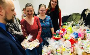 Veľkonočné trhy klientov sociálnych zariadení opäť spríjemnili atmosféru na Úrade TTSK