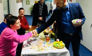 Veľkonočné trhy klientov sociálnych zariadení opäť spríjemnili atmosféru na Úrade TTSK