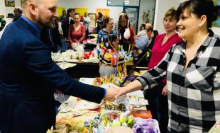 Veľkonočné trhy klientov sociálnych zariadení opäť spríjemnili atmosféru na Úrade TTSK