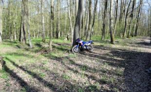 V CKO sú motorky a autá zakázané, trnavskí policajti v Malých Karpatoch zadržali až 10 vodičov