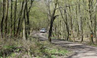 V CKO sú motorky a autá zakázané, trnavskí policajti v Malých Karpatoch zadržali až 10 vodičov