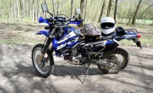 V CKO sú motorky a autá zakázané, trnavskí policajti v Malých Karpatoch zadržali až 10 vodičov