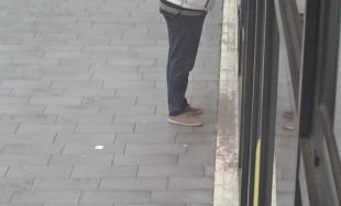 Policajti pátrajú po mužovi na fotografiách, žiadajú verejnosť o pomoc pri identifikácii