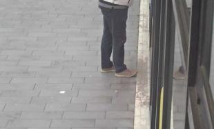 Policajti pátrajú po mužovi na fotografiách, žiadajú verejnosť o pomoc pri identifikácii