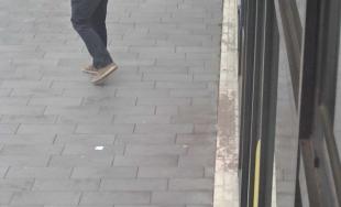 Policajti pátrajú po mužovi na fotografiách, žiadajú verejnosť o pomoc pri identifikácii