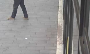 Policajti pátrajú po mužovi na fotografiách, žiadajú verejnosť o pomoc pri identifikácii