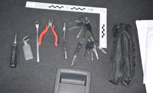 Trnavskí policajti zadržali 2 Košičanov, muži sú podozrivý z krádeže vecí zo zaparkovaného auta