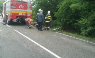 Po tragickej nehode v okr. Galanta skončilo auto v priekope, posádku museli vyslobodzovať