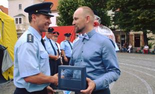 Hasiči súťažili vo vyslobodzovaní osôb z havarovaných áut priamo na Trojičnom námestí 