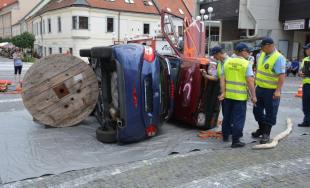 Hasiči súťažili vo vyslobodzovaní osôb z havarovaných áut priamo na Trojičnom námestí 