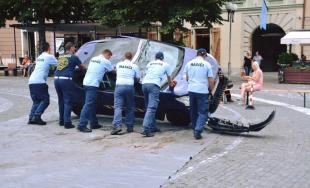Hasiči súťažili vo vyslobodzovaní osôb z havarovaných áut priamo na Trojičnom námestí 