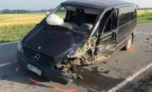 Týždeň na cestách odštartovala dopravná nehoda zdravotníckeho mercedesu, zranili sa 3 osoby