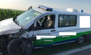 Týždeň na cestách odštartovala dopravná nehoda zdravotníckeho mercedesu, zranili sa 3 osoby